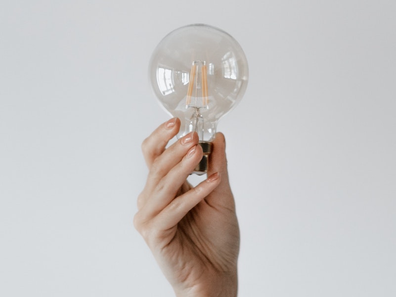 hand holding a lightbulb