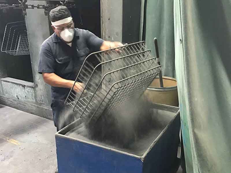 man using fluidized bed powder coating