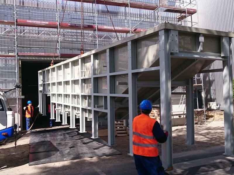 In one single piece: Moving the cataphoretic tank made of PolystoneÂ® P homopolymer to the BMW Motorrad manufacturing facility.