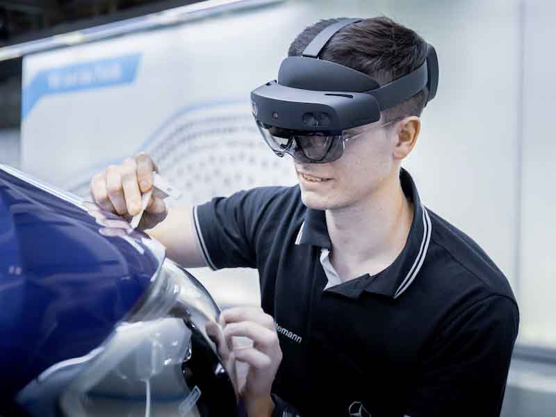 Durch den Einsatz von digitalen Tools wie Augmented-Reality-Brillen ist im weltweiten C-Klasse Produktionsverbund von Mercedes-Benz auch bei EinschrÃ¤nkungen aufgrund der Covid-19 Pandemie der direkte Austausch mÃ¶glich. So lassen sich neue Methoden oder Fehlerdiagnosen dank hochauflÃ¶sender BildÃ¼bertragungen in Echtzeit visualisieren. Through the use of digital tools such as augmented reality glasses, direct replacement is possible in the worldwide C-Class production network of Mercedes-Benz even in case of restrictions due to the Covid-19 pandemic. This allows you to visualize new methods or fault diagnoses in real time thanks to high-resolution image transmissions. 