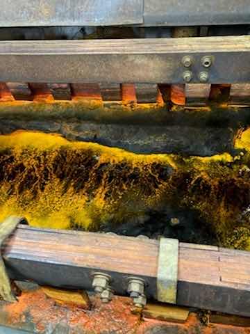 Any ion not intentionally included in the bath is considered an impurity, but the most common ones are chloride, trivalent, iron, copper and other heavy metals. 
